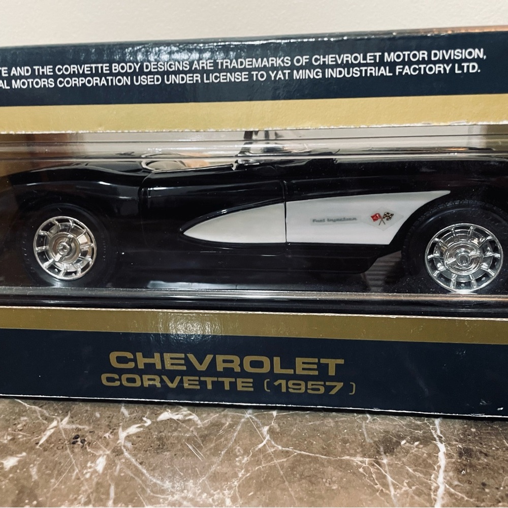 Road Tough 1:18 Scale Diecast Model 1957 Chevy Corvette NIB